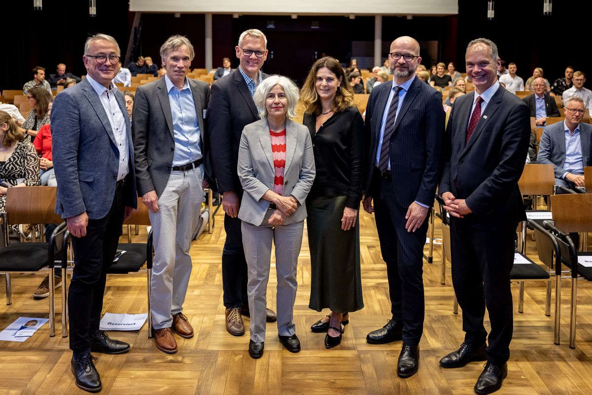 Leitungsteam und Gastredner v.l.: Prof. Dr. Ing. Manfred Weisensee (Präsident der Jade Hochschule), Prof. Dr. Thomas Luhmann (Jadehochschule, Leitungsteam DiViAS), Dr. h.c. Björn Thümler (MdL, Minister a.D., Vorsitzender des Kuratoriums der Volkswagenstiftung), Dr. Ursula Warnke (Landesmuseum Natur und Mensch Oldenburg, Leitungsteam DiViAS), Prof. Dr. Dagmar Freist (Carl von Ossietzky Universität Oldenburg, Leitungsteam DiViAS), Rüdiger Eichel (MWK, Leiter der Abteilung Forschung, Innovation, Europa), Prof. Dr. Ralph Bruder (Präsident der Carl von Ossietzky Universität Oldenburg) 