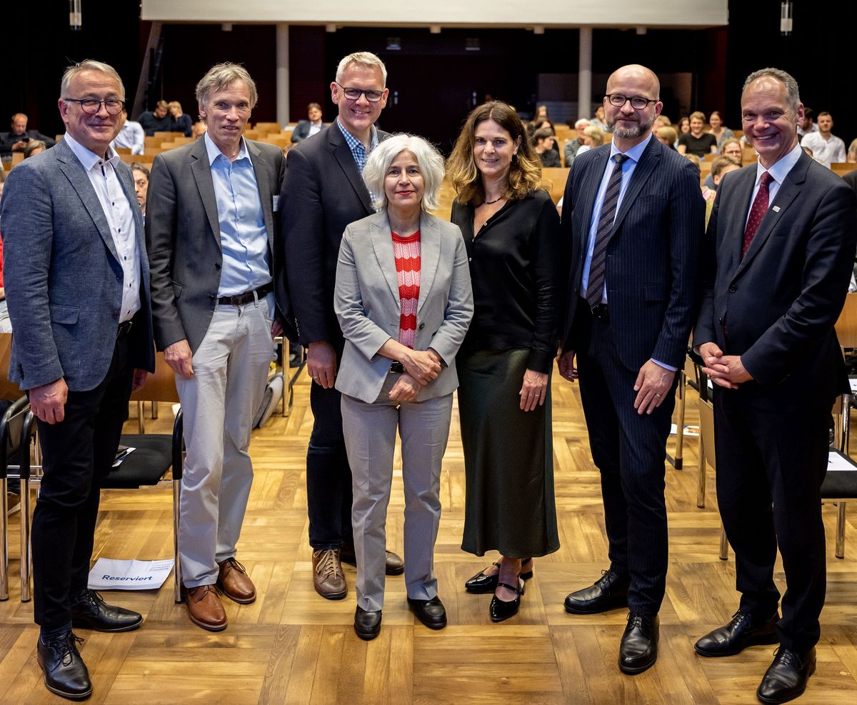 Leitungsteam und Gastredner v.l.: Prof. Dr. Ing. Manfred Weisensee (Präsident der Jade Hochschule), Prof. Dr. Thomas Luhmann (Jadehochschule, Leitungsteam DiViAS), Dr. h.c. Björn Thümler (MdL, Minister a.D., Vorsitzender des Kuratoriums der Volkswagenstiftung), Dr. Ursula Warnke (Landesmuseum Natur und Mensch Oldenburg, Leitungsteam DiViAS), Prof. Dr. Dagmar Freist (Carl von Ossietzky Universität Oldenburg, Leitungsteam DiViAS), Rüdiger Eichel (MWK, Leiter der Abteilung Forschung, Innovation, Europa), Prof. Dr. Ralph Bruder (Präsident der Carl von Ossietzky Universität Oldenburg) 
